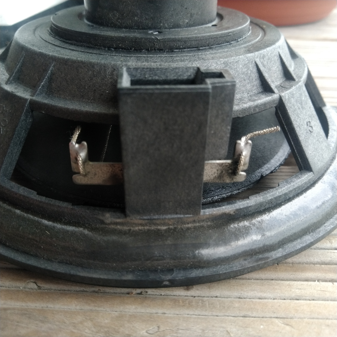 Prise enceinte Twingo 1 vue de face. une patte metalique de chaque coté, fil des enceintes soudés.