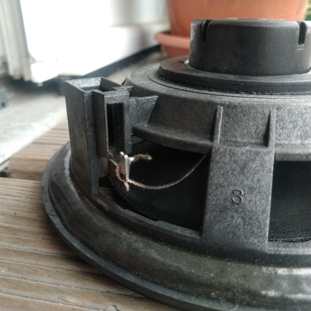 Prise enceinte Twingo 1 vue de coté. une patte metalique de chaque coté, fil des enceintes soudés.