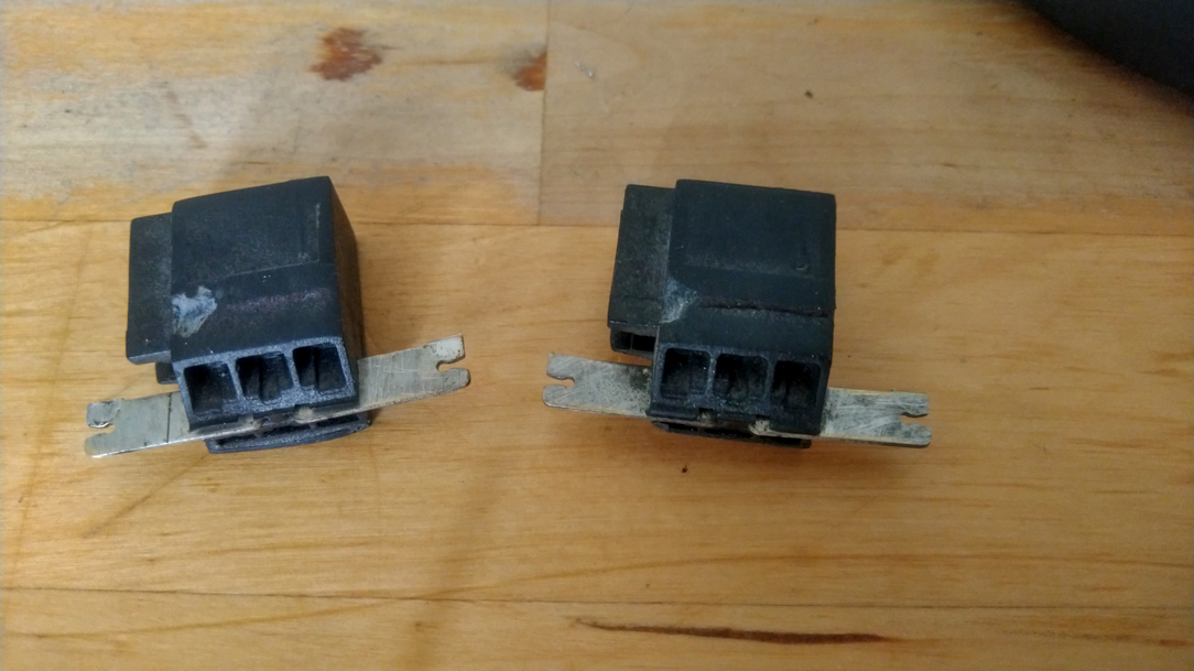 deux prises noires. Découpées, les pattes sont propres et prête a recevoir des fils pour soudure