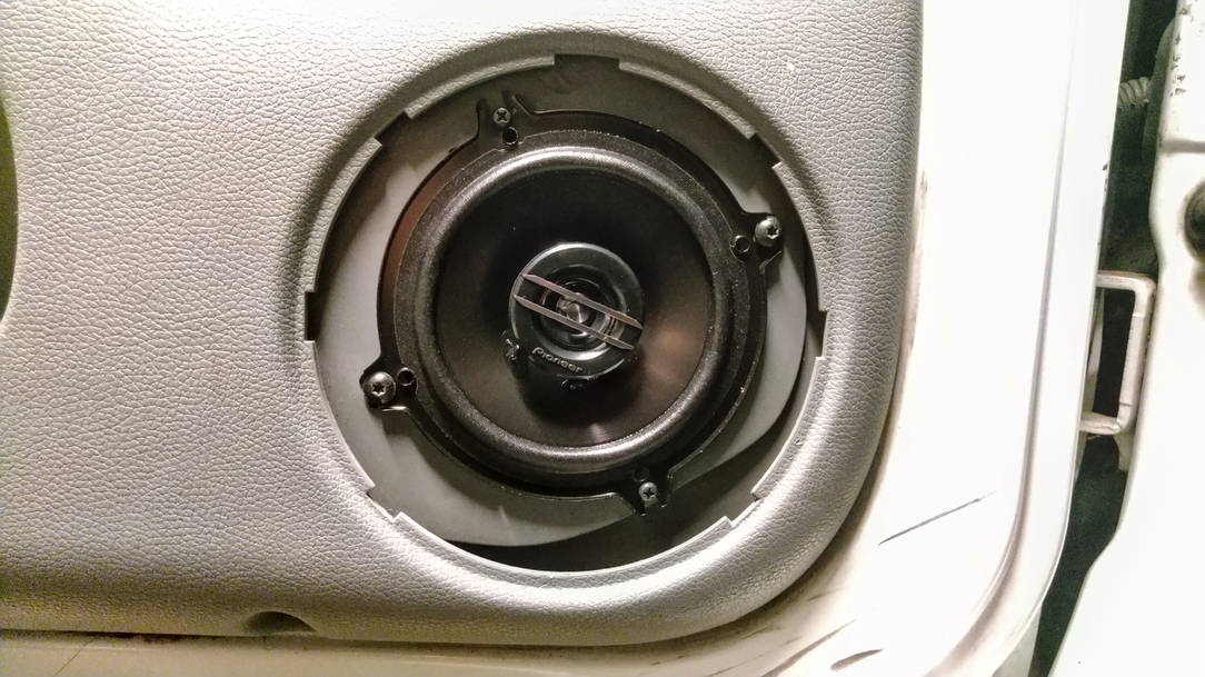 Enceinte proprement installée dans une porte de voiture