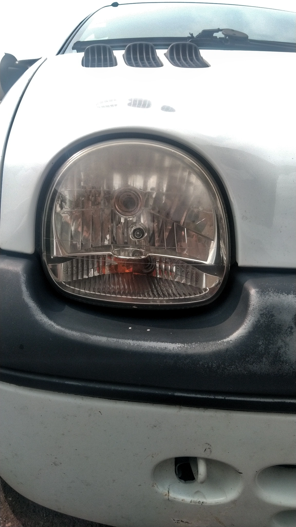 Phare avant droit de Marguerite. La moitié haute est patinée, empéchant un bon éclairage