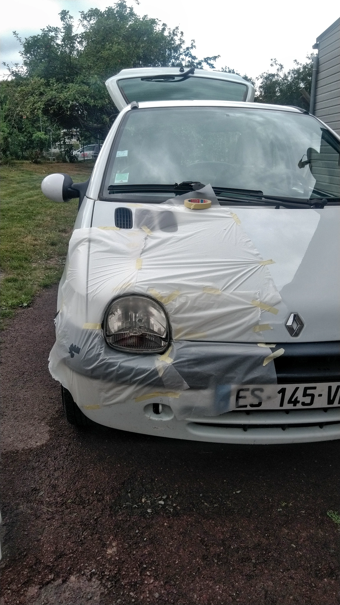 Coté droit de Marguerite, masqué pour protéger les parties carrosserie et plastique avant le ponçage