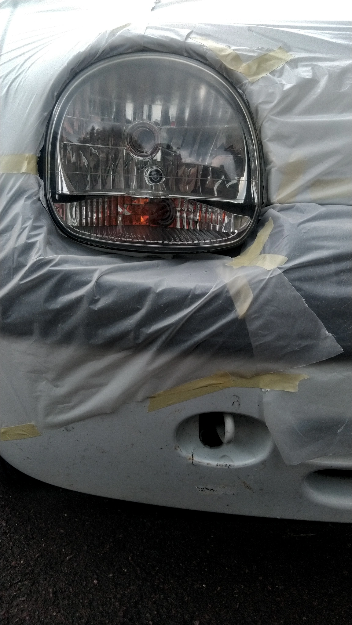 Détail du phare droit avant ponçage pour bien distinguer l'aspect patiné