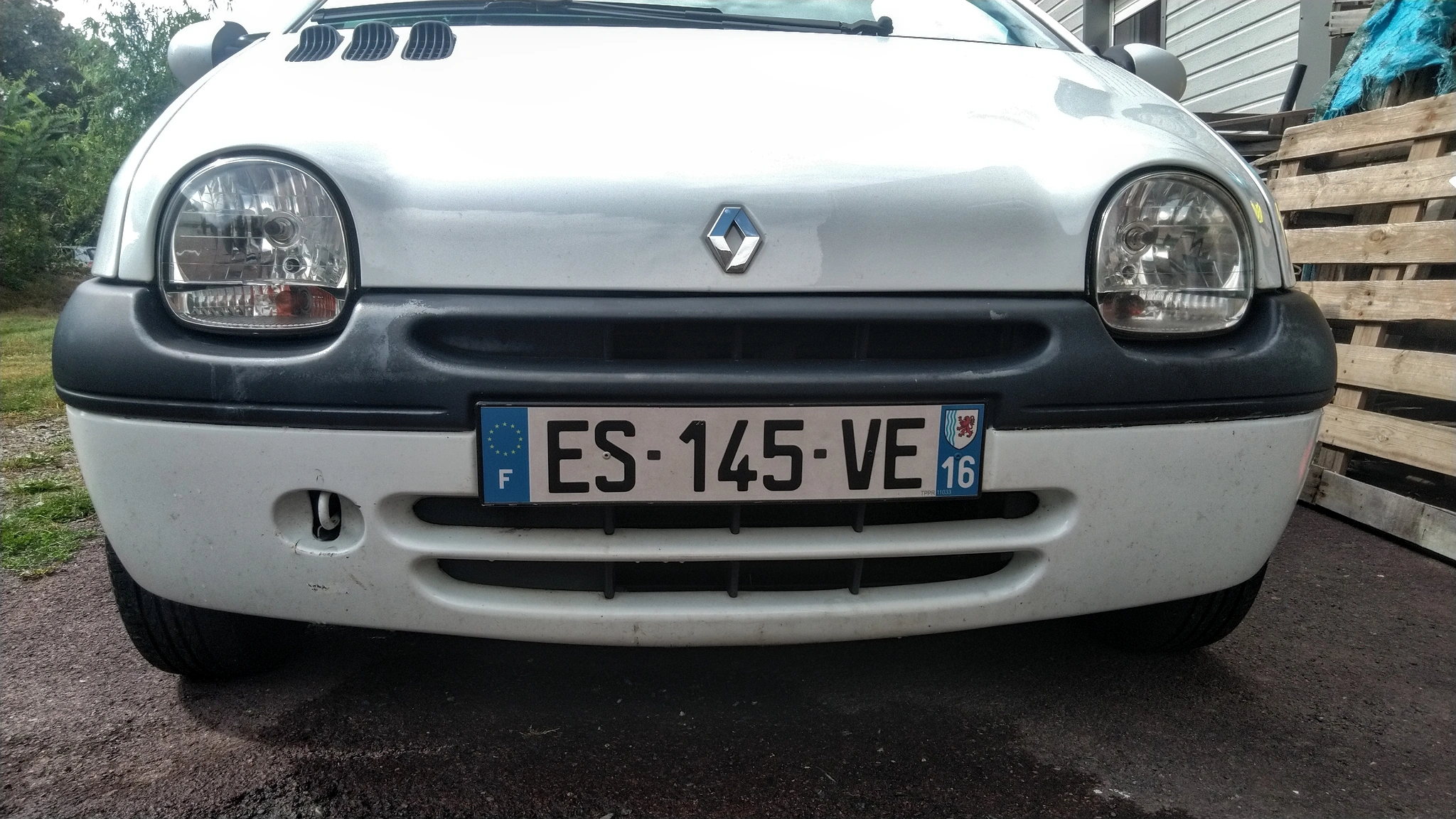 Face avant des Marguerite avec les deux phares polis et brillants